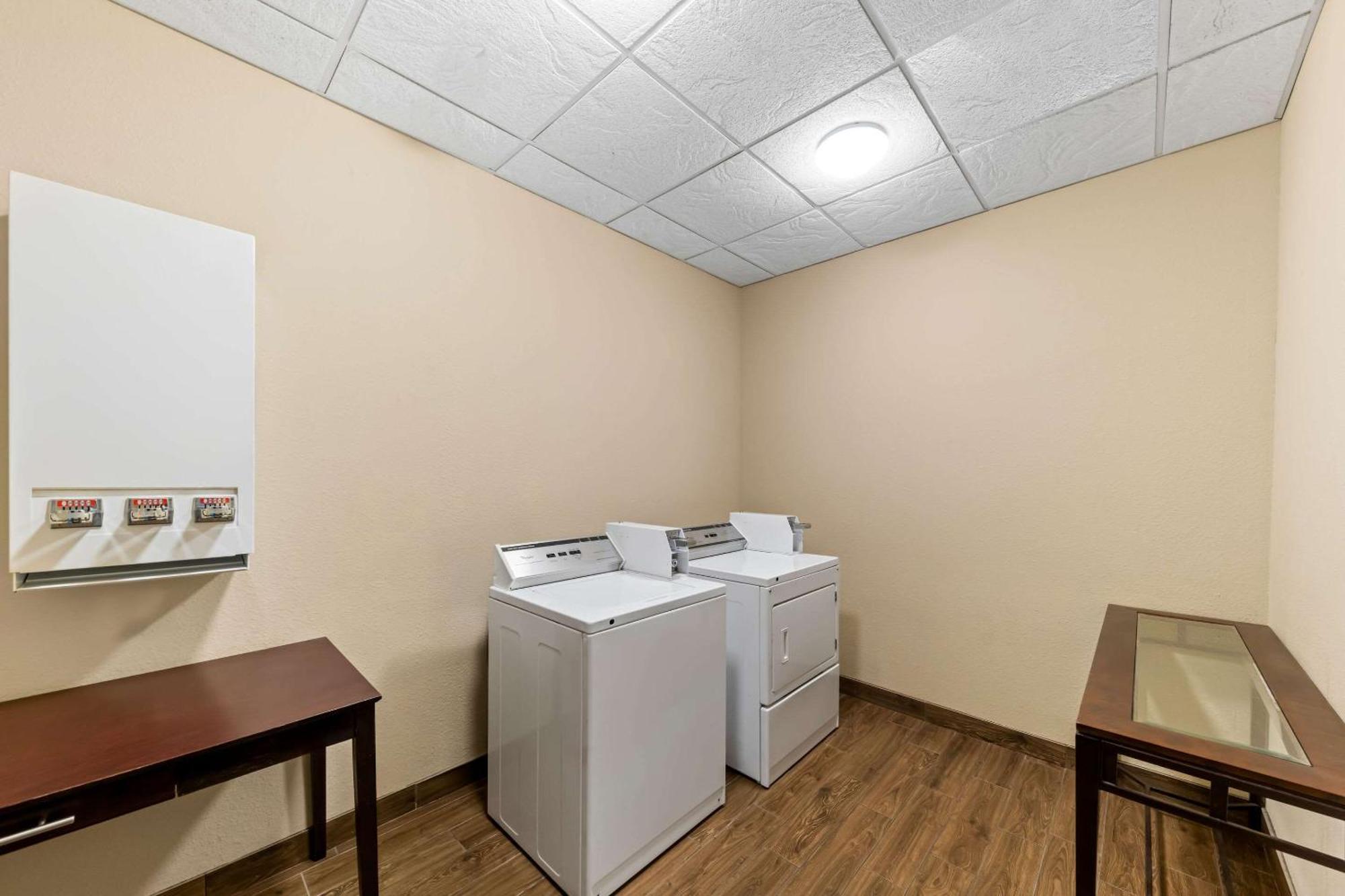 Comfort Inn & Suites Near Lake Lewisville Corinth Bagian luar foto