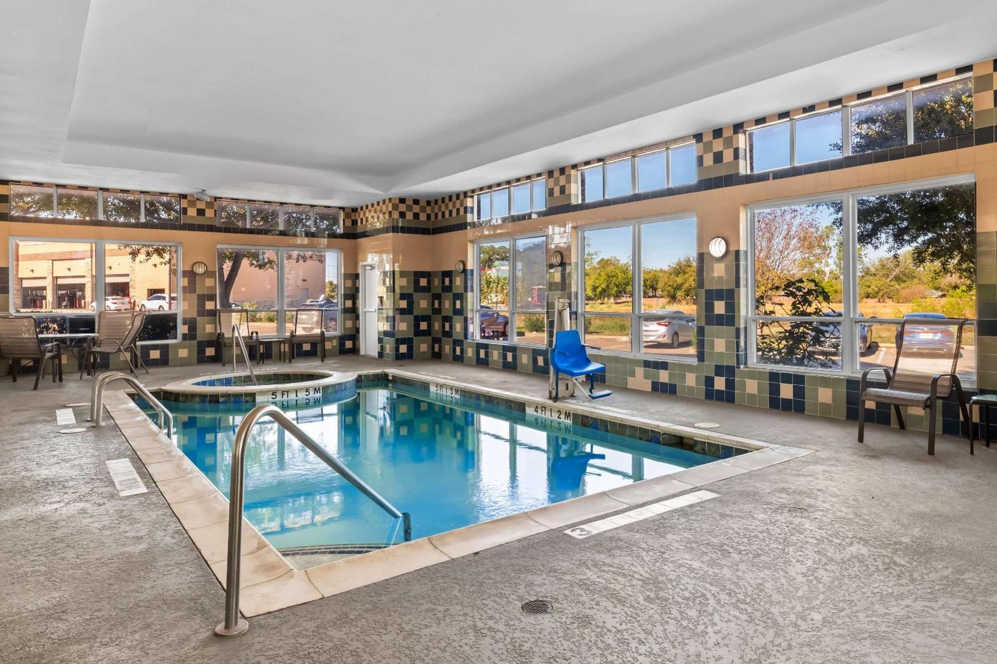 Comfort Inn & Suites Near Lake Lewisville Corinth Bagian luar foto