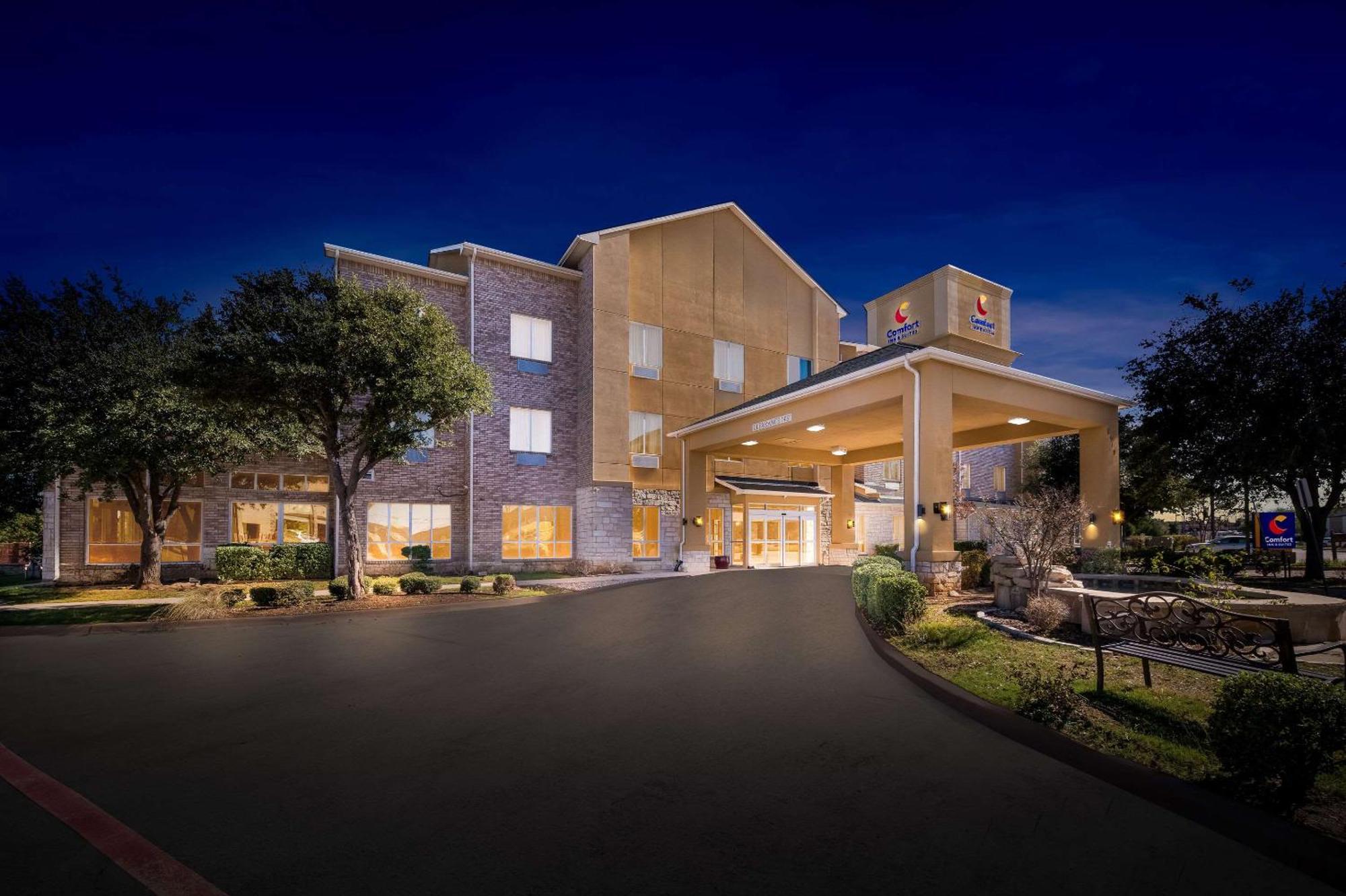 Comfort Inn & Suites Near Lake Lewisville Corinth Bagian luar foto